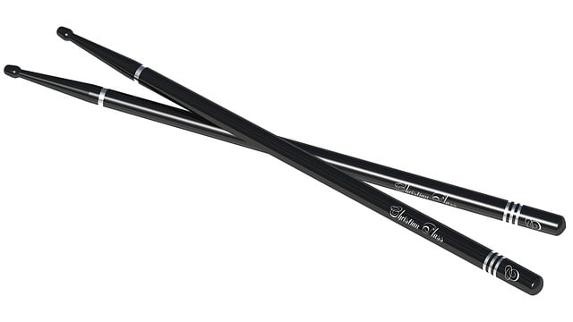 様々な種類のドラムスティックが並べられた画像