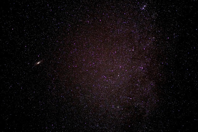 疑問符と星空のイラストが組み合わされた画像