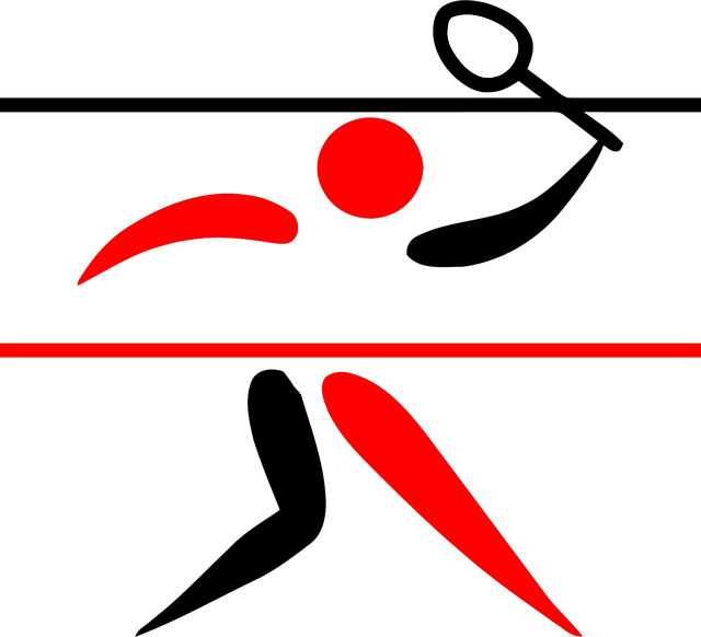 バドミントンコートで準備運動をする人のイメージ