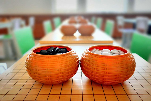 囲碁盤と碁石が並べられた、落ち着いた雰囲気の囲碁の風景