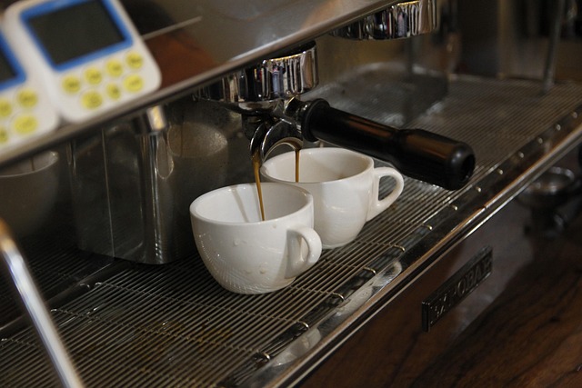 淹れたてのドリップコーヒーとコーヒー豆