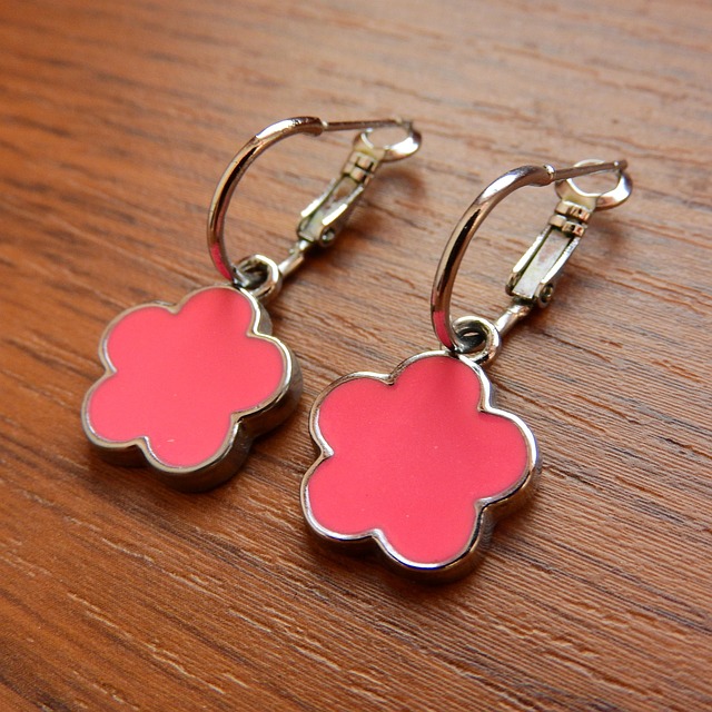 レジンクラフトで作られた美しいアクセサリー