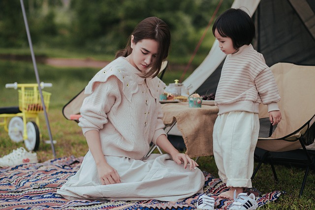 キャンプ用品を準備する家族の様子