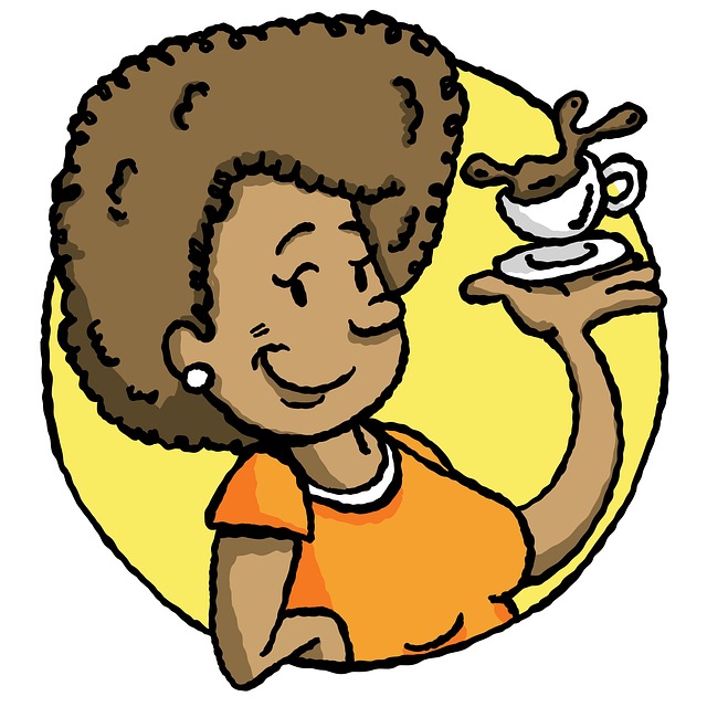 様々な種類のコーヒーサーバーが並べられたカフェカウンター