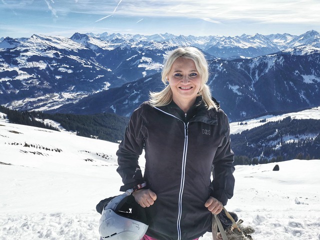 雪山で楽しそうに滑るスキーヤー