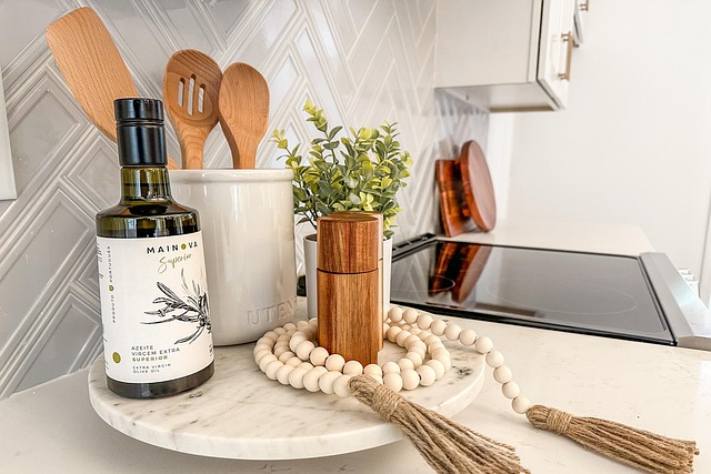 紅茶を淹れるための道具が並べられたキッチンカウンター