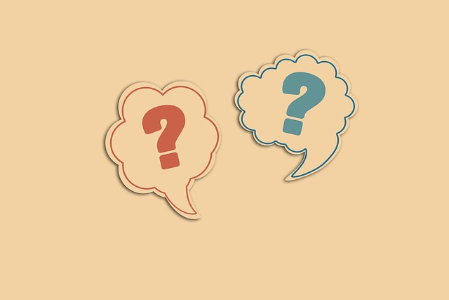 疑問を解決するイメージ、電球と疑問符、解決策を示す人々