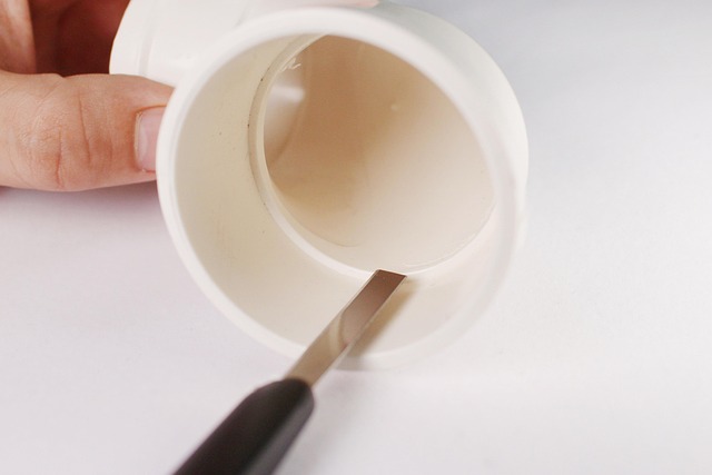 安全ゴーグルと手袋を着用した手