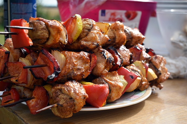 BBQグリルから上がる煙と、火の用心を促す標識