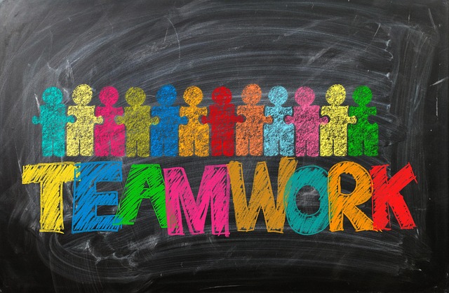 疑問を解決し、笑顔でパズルに取り組む人々のイラスト