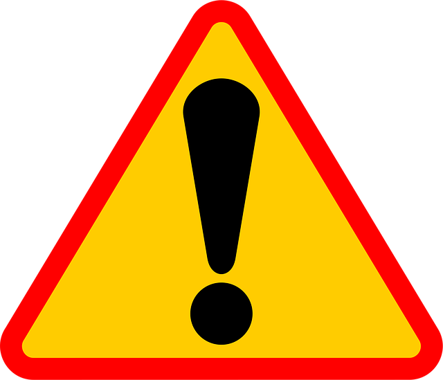 注意を促す標識と、ブログ運営で避けるべき落とし穴のイラスト