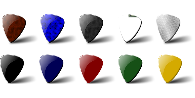 様々な素材と厚さのギターピックが並べられている様子