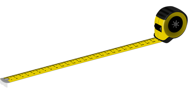 柔道着のサイズを測る人