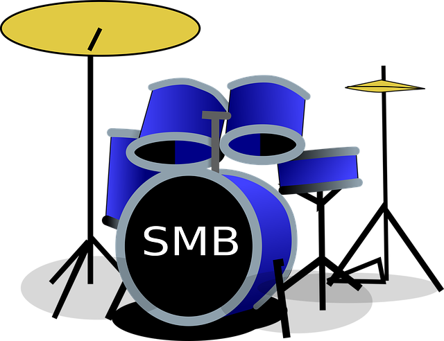 輝くシンバルと手入れされたドラムセットを笑顔で見つめるドラマー