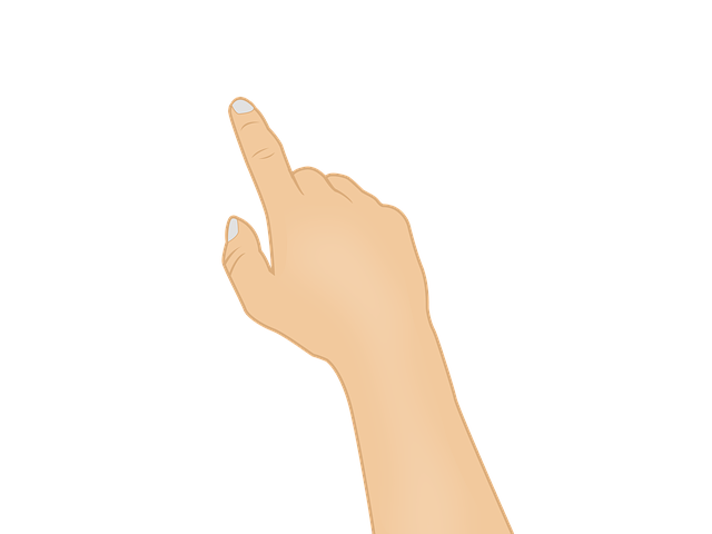 PCモニターのスペック表を指差す手