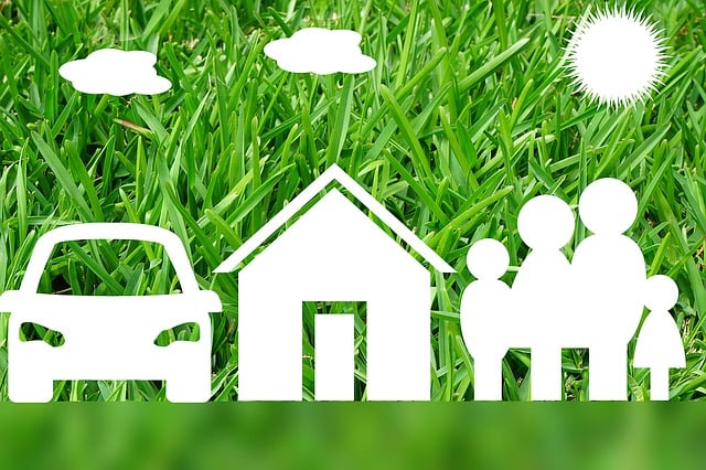 生命保険の資料を前に考える女性と家族のイラスト