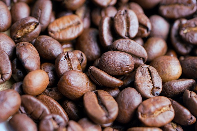 コーヒーミルで豆を挽く手元