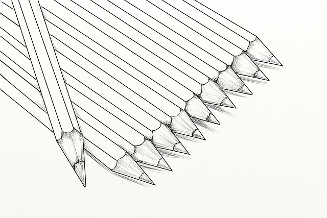 色鉛筆や絵の具が並び、楽しそうにイラストを描く手のクローズアップ