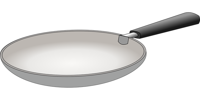 ピカピカの焦げ付かないフライパンで料理を楽しむ女性