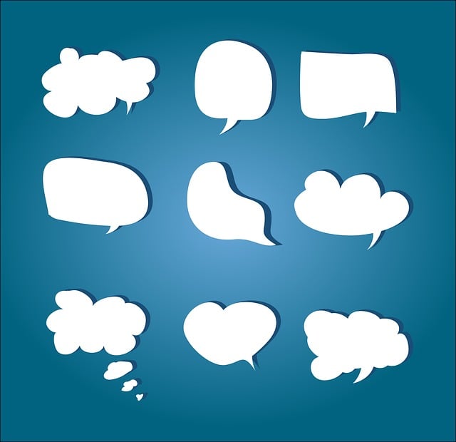 キャンプ場で笑顔で会話する人々と、疑問を解決するような吹き出しのイラスト