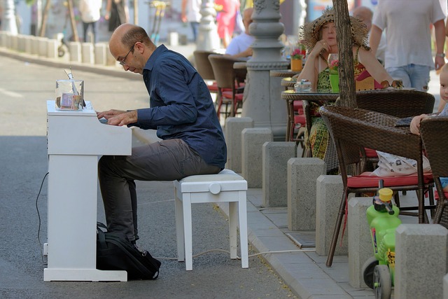 笑顔でピアノを弾く人