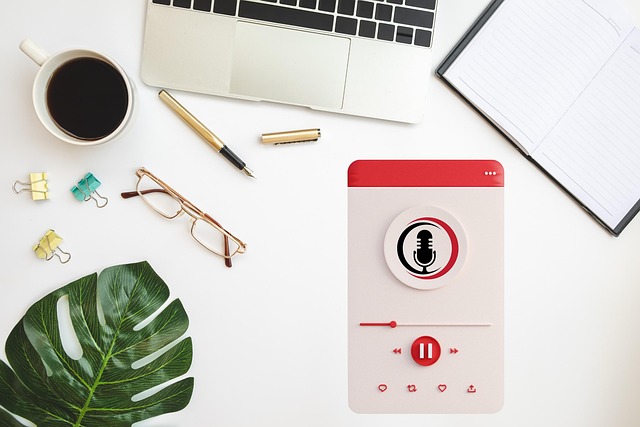 マイクとPCが接続されたシンプルなデスク環境