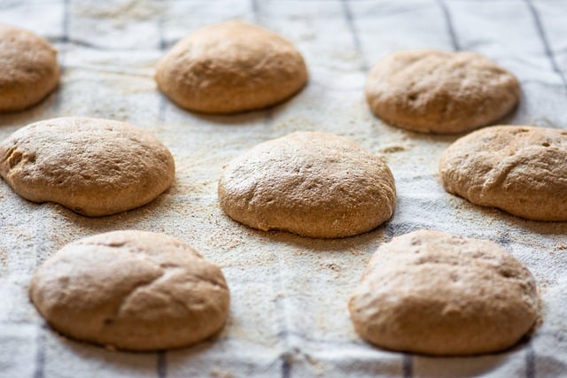 青空の下、デイキャンプで調理された美味しそうな料理