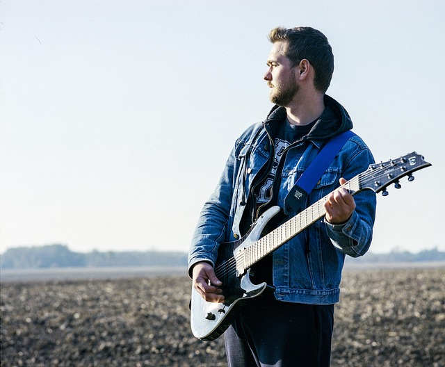 アコースティックギターを弾いて楽しむ人