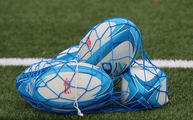 ラグビーの基本動作（パス、ランニング）を練習する初心者