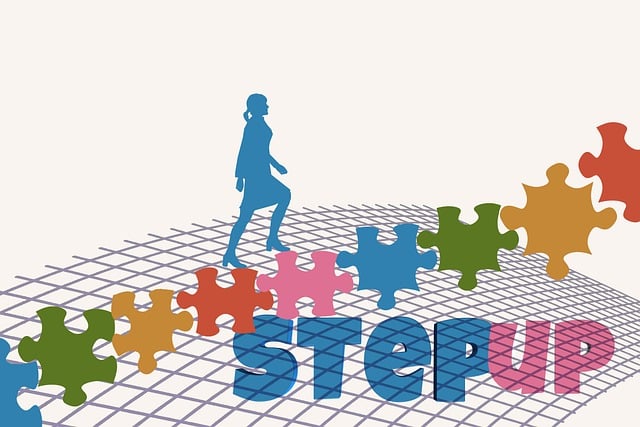ステップアップのイメージ。階段を上る人のシルエットと音符が描かれている