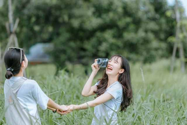 ボードゲームで盛り上がる友人たちの笑顔