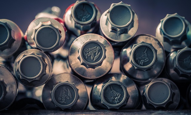 イーゼルに立てられたキャンバスに向かい、油絵を描く初心者