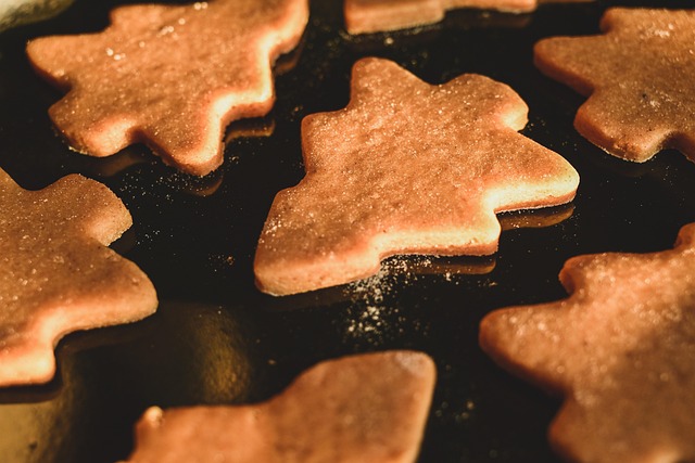 キッチンでお菓子作りの準備をする笑顔の女性