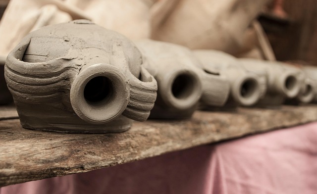 ひび割れた土鍋と注意を促す手のジェスチャー