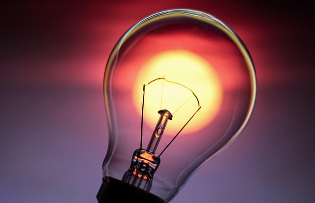 疑問を解決する電球と手帳