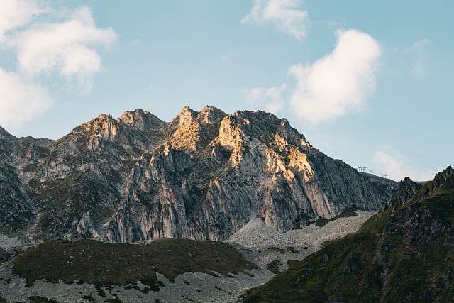 雄大な自然の中でカメラを構える人物