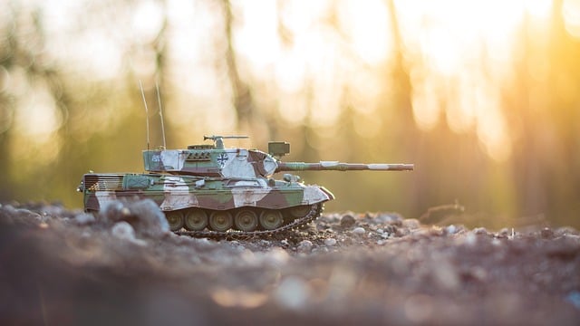 プラモデルの組み立て工程を示す図と道具