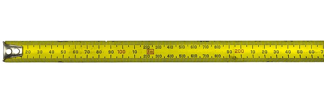 スパイスを計量スプーンで測る様子