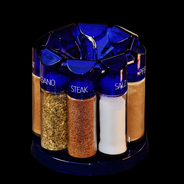 整頓されたスパイス棚