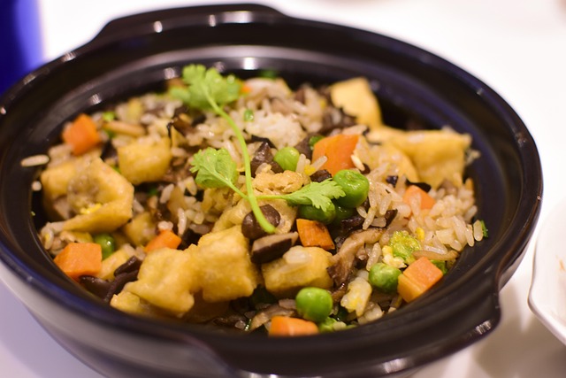 炊き立ての土鍋ご飯と湯気