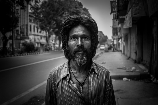 自信に満ちた笑顔の男性のイメージ