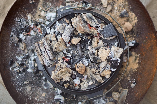 ダッチオーブン使用時の火傷に注意する様子