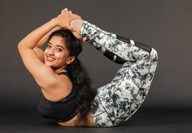 笑顔でヨガをする女性のイメージ