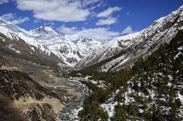 山頂で笑顔の登山者と美しい景色