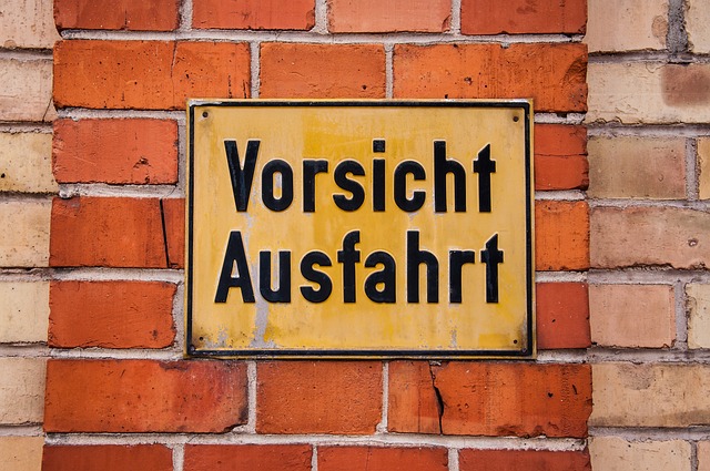 パソコンのセキュリティロックと注意を促す標識