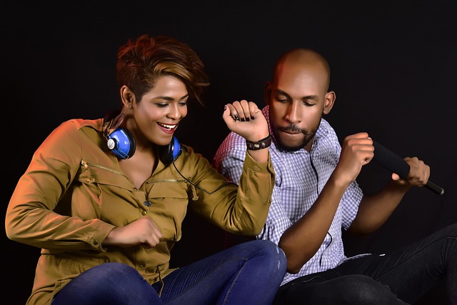 ウクレレを弾きながら笑顔で歌う楽しそうな女性