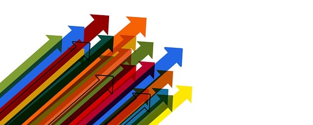 グラフや矢印でステップアップを示す図、またはPCでSNS分析画面を見ている人