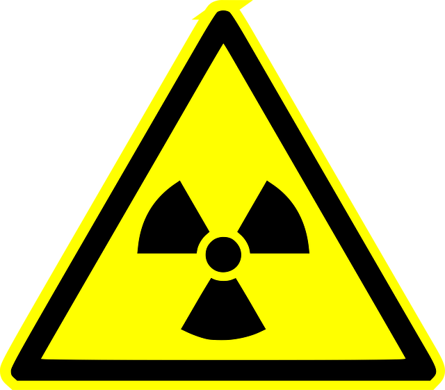 タコ焼き器の周りに「注意」と書かれた標識や、安全に配慮するイラスト