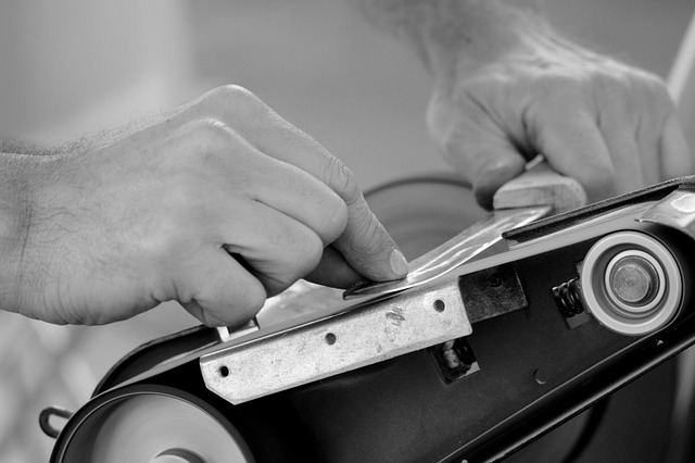 包丁研ぎ中に指を切らないように注意している手元