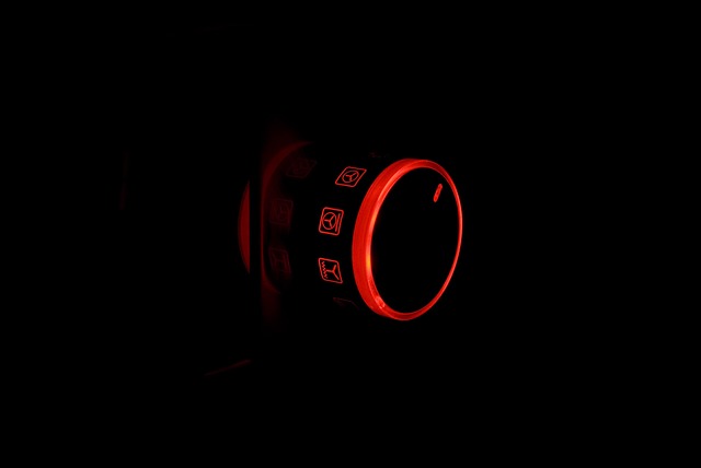 キッチンで様々な炊飯器を前にどれを選べばいいか悩む人のイメージ